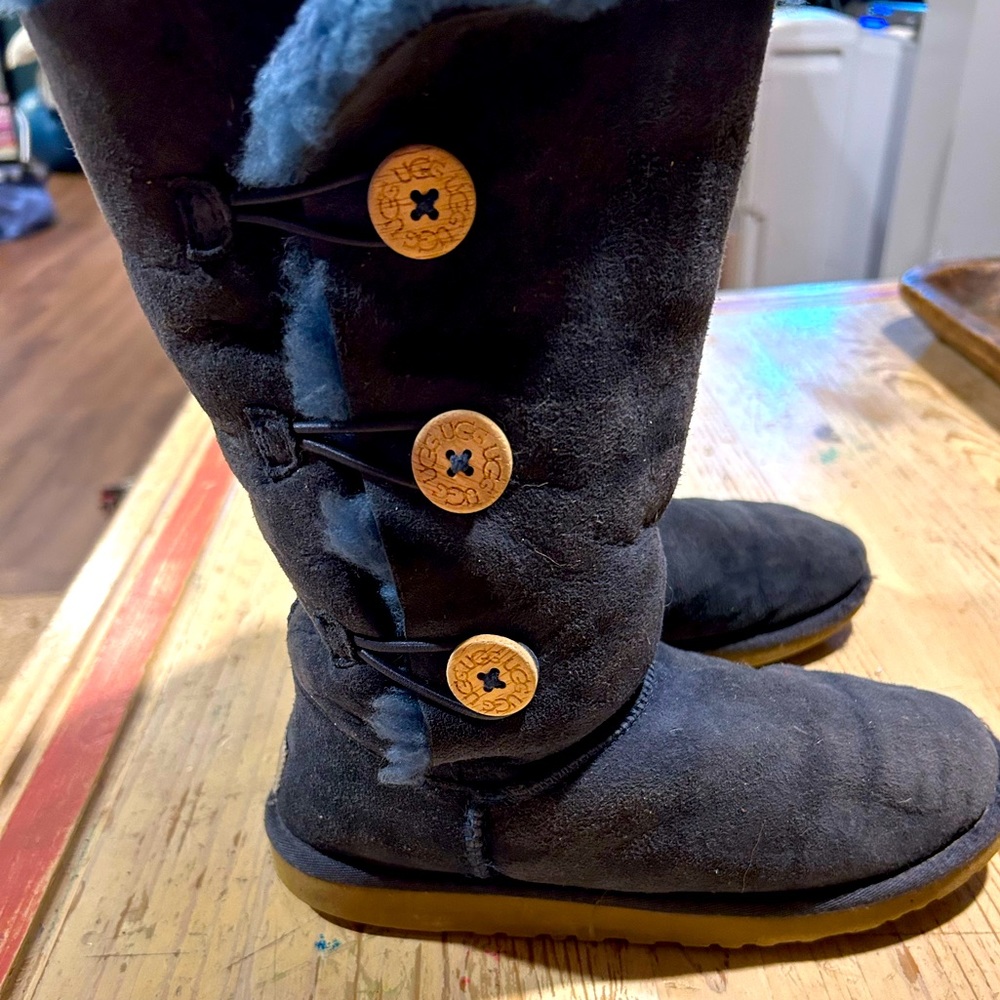 UGG Bailey 3 button kids shearlings boots
